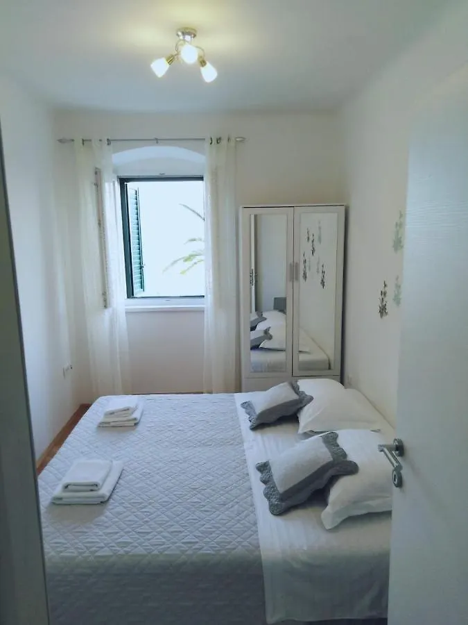 Apartments By The Sea Kastel Kambelovac, Kastela - 18267 Croatia